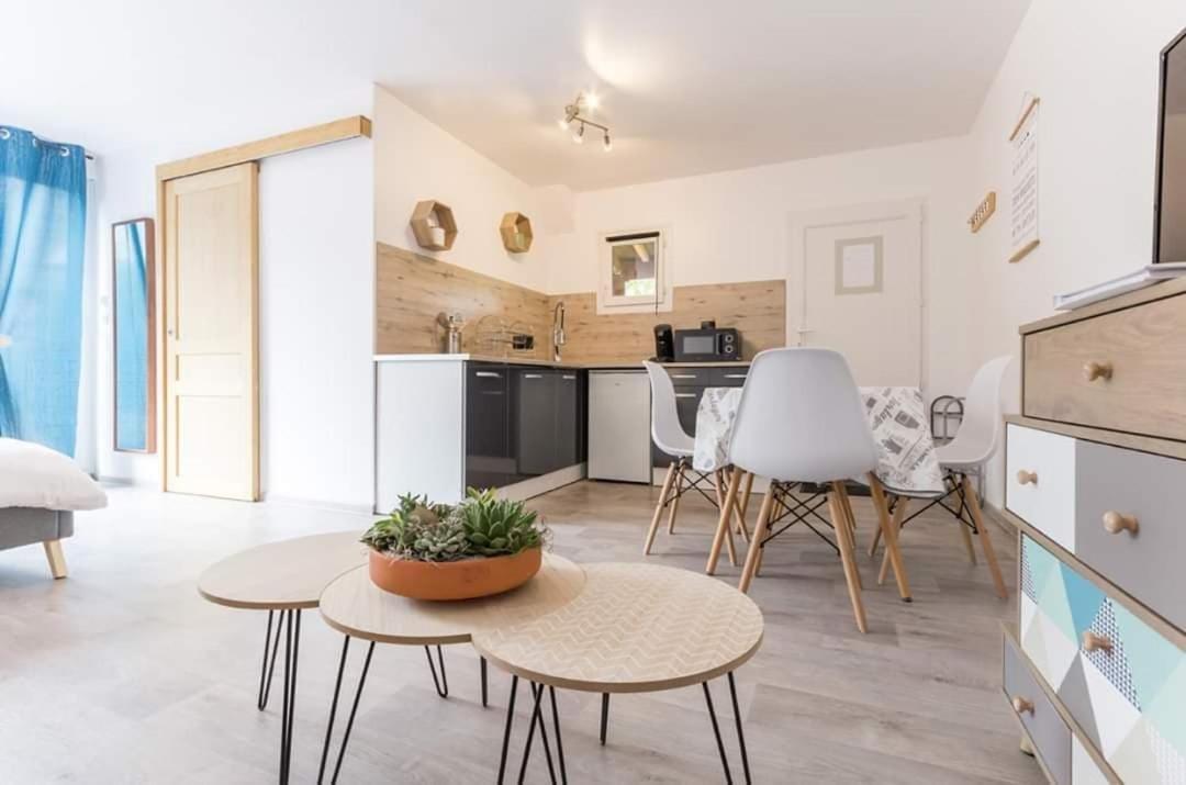 Le Studio Du Pressoir Gisay Екстериор снимка